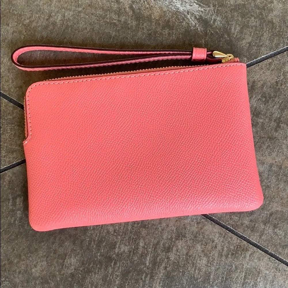 COACH Corner Zip Wristlet Imita gold/Bright Coral